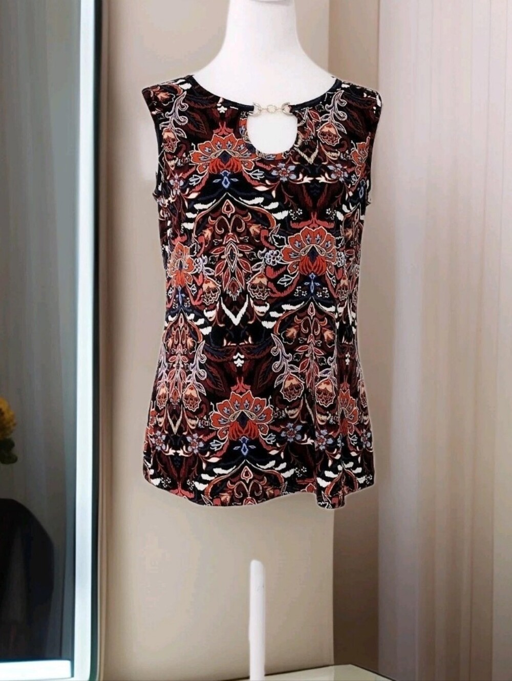 By Design Sz S Sleeveless Keyhole Tank Top in Rust Floral Print